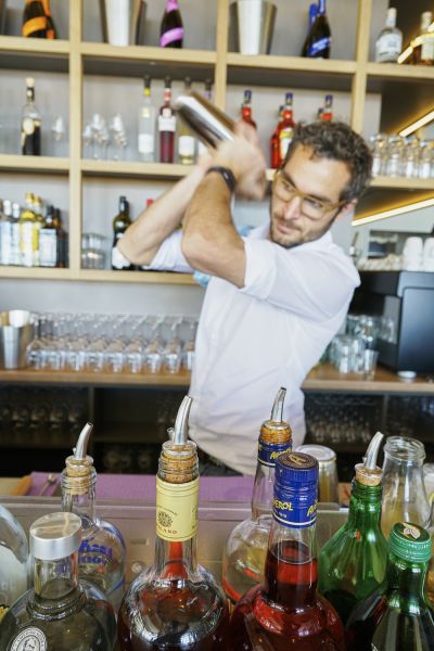 Schauen Sie dem Barkeeper bei der Arbeit zu