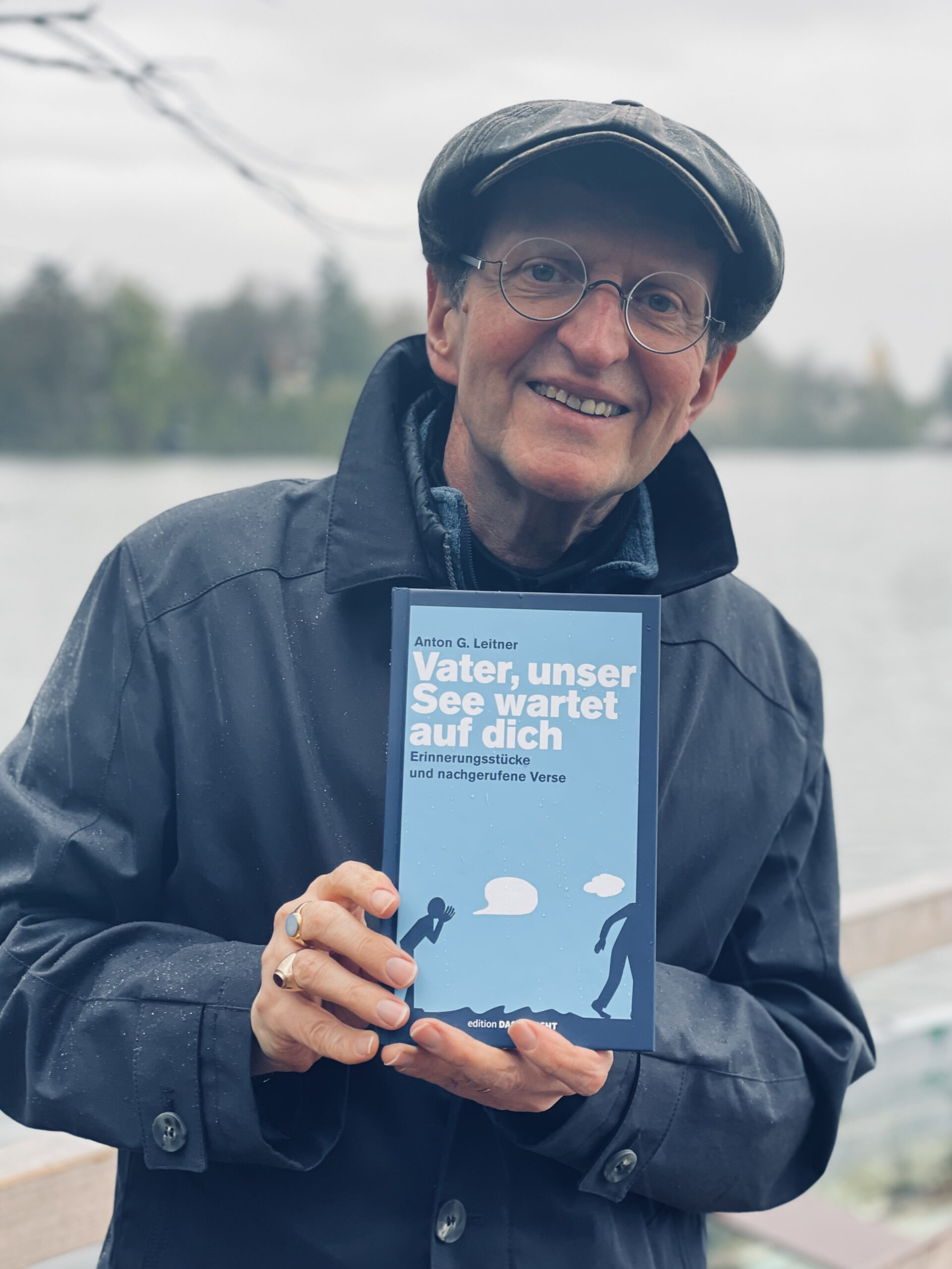 _Leitner-AntonG_Pressefoto-4c_mit-Buch-Vater-unser-See-wartet_am-Wesslinger-See_IMG_Foto-Maren-Martell_23_04_28